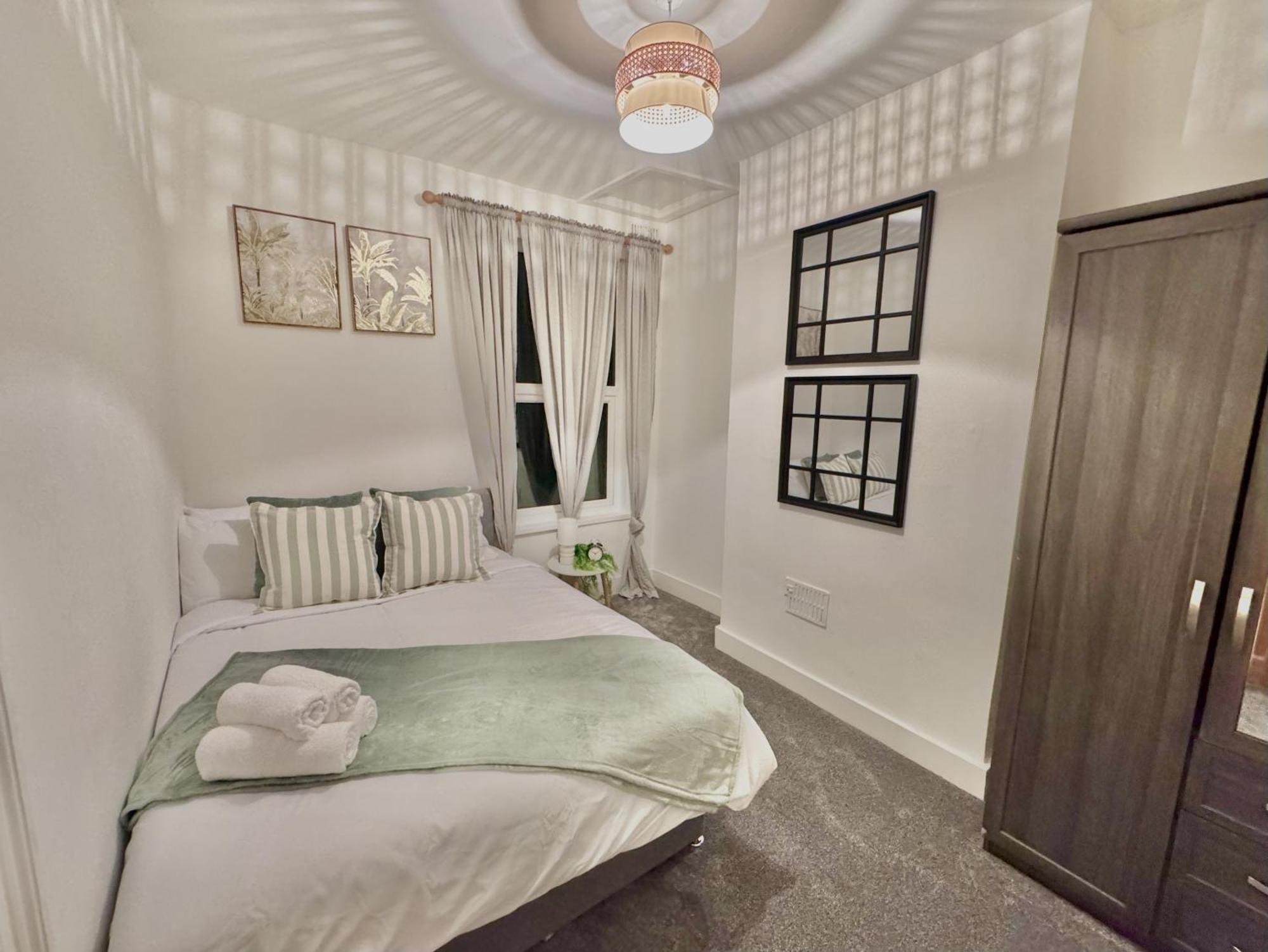 Spacious 3 Bedroom House Near London, O2, Excel, Stratford, Tube Station & Parking Available Vakantiehuis *