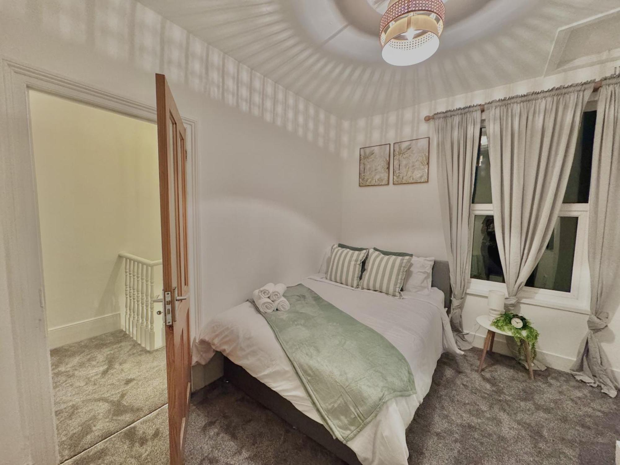 Spacious 3 Bedroom House Near London, O2, Excel, Stratford, Tube Station & Parking Available Vakantiehuis Londen