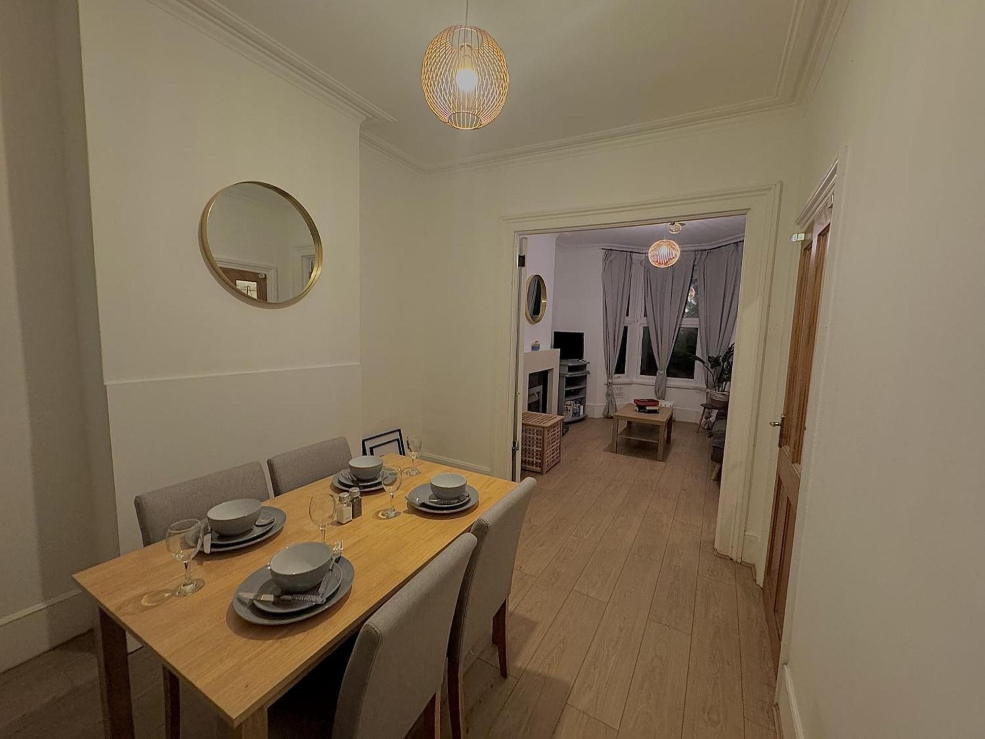 Spacious 3 Bedroom House Near London, O2, Excel, Stratford, Tube Station & Parking Available Vakantiehuis *