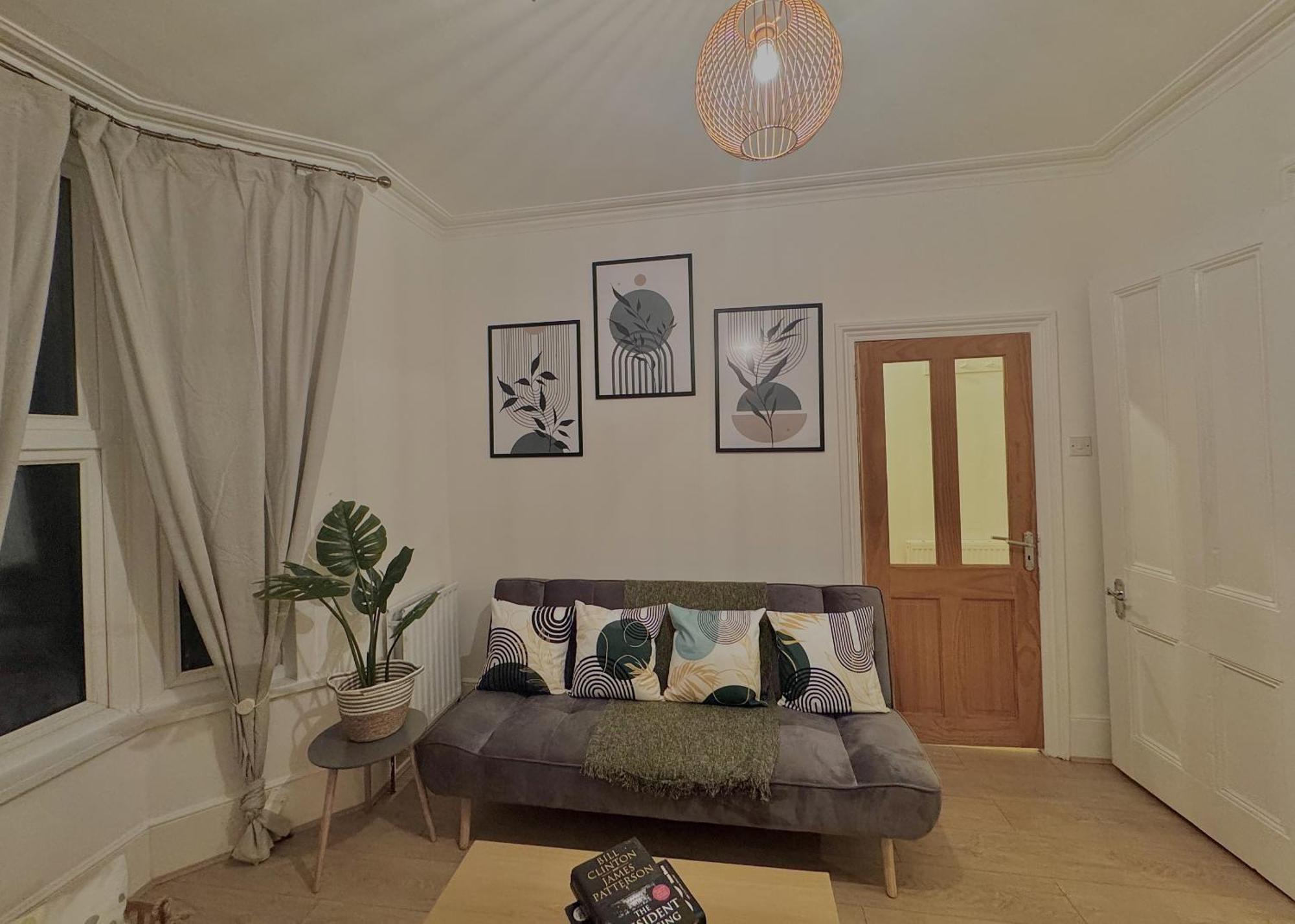 Vakantiehuis Spacious 3 Bedroom House Near London, O2, Excel, Stratford, Tube Station & Parking Available *