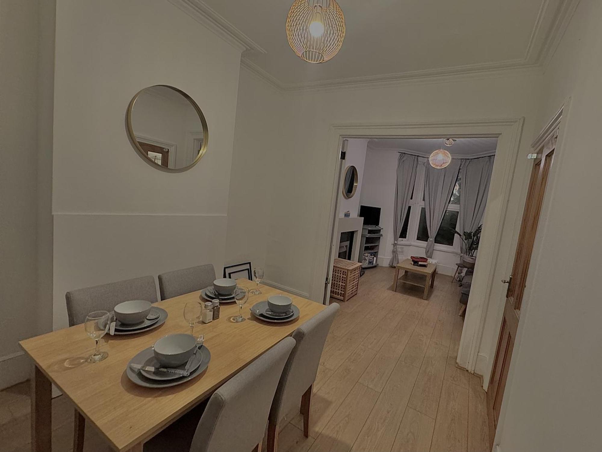 Spacious 3 Bedroom House Near London, O2, Excel, Stratford, Tube Station & Parking Available Vakantiehuis *