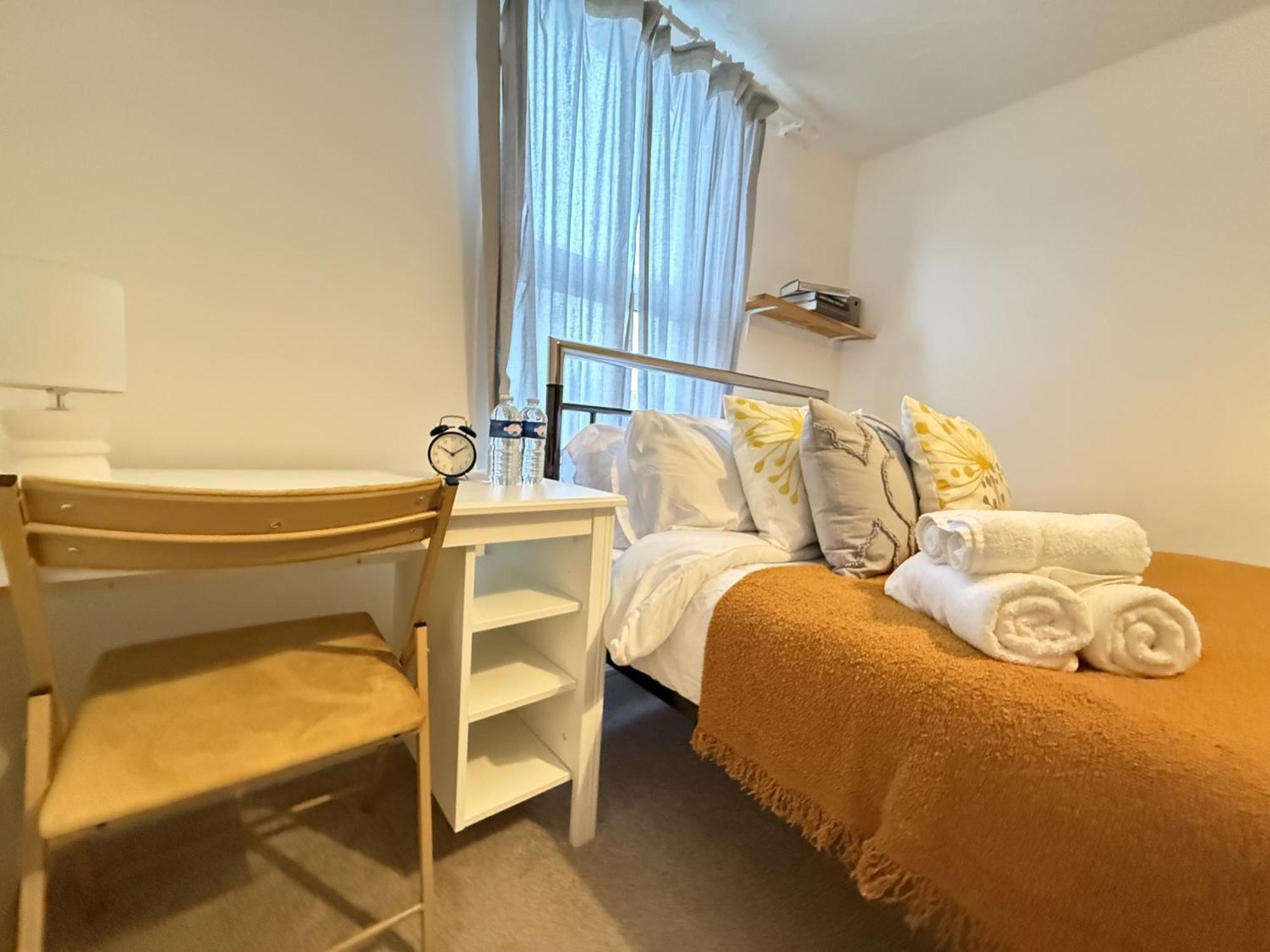 Spacious 3 Bedroom House Near London, O2, Excel, Stratford, Tube Station & Parking Available Vakantiehuis