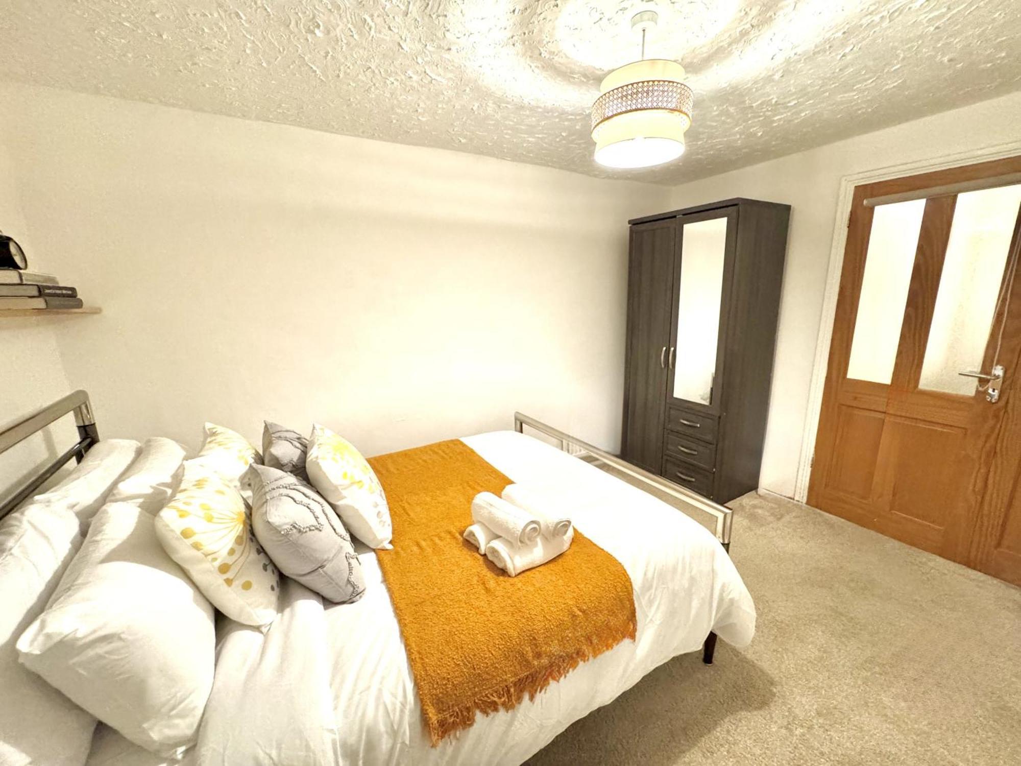 Spacious 3 Bedroom House Near London, O2, Excel, Stratford, Tube Station & Parking Available Londen