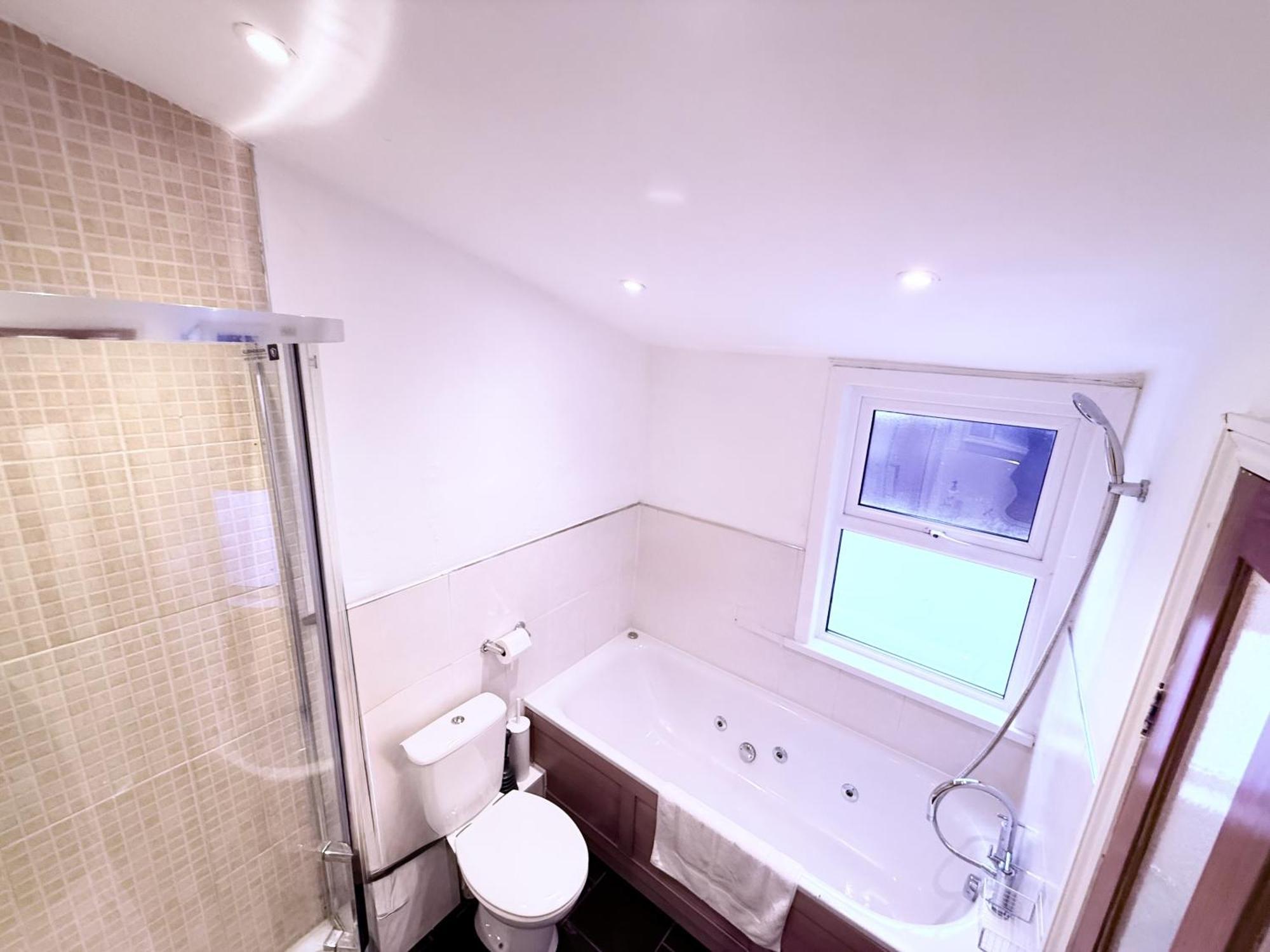 Vakantiehuis Spacious 3 Bedroom House Near London, O2, Excel, Stratford, Tube Station & Parking Available *