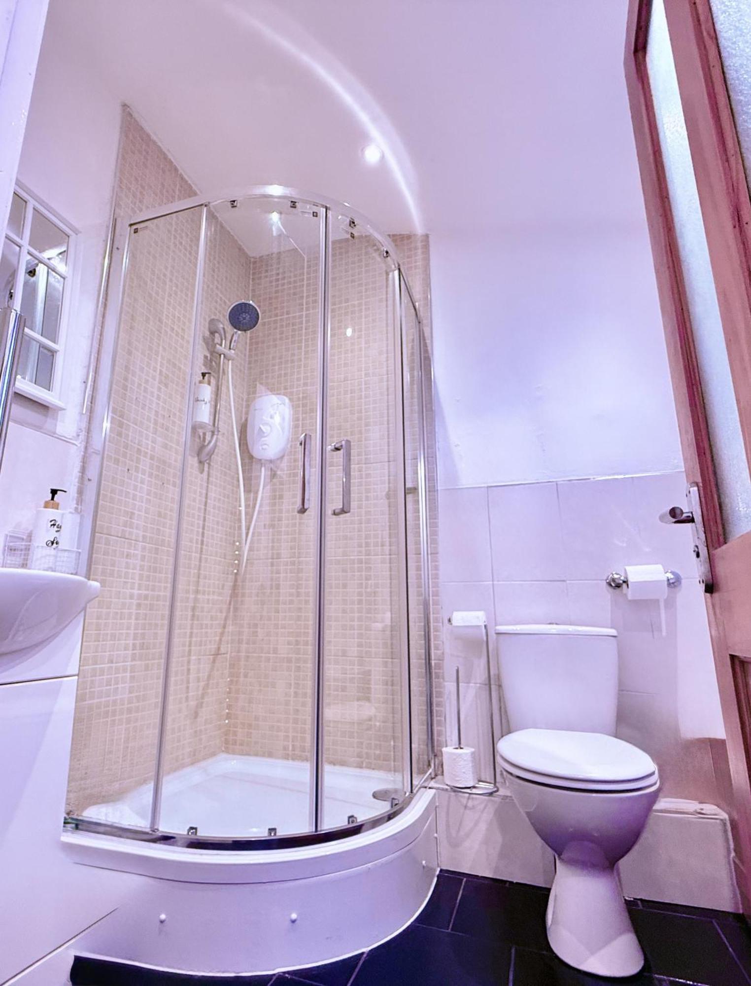 Spacious 3 Bedroom House Near London, O2, Excel, Stratford, Tube Station & Parking Available * Londen