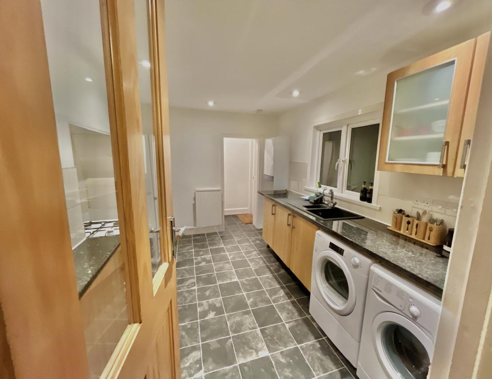 Spacious 3 Bedroom House Near London, O2, Excel, Stratford, Tube Station & Parking Available Vakantiehuis Londen